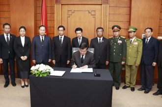 Lao Leaders Pay Tribute to Former Vietnamese President Tran Duc Luong